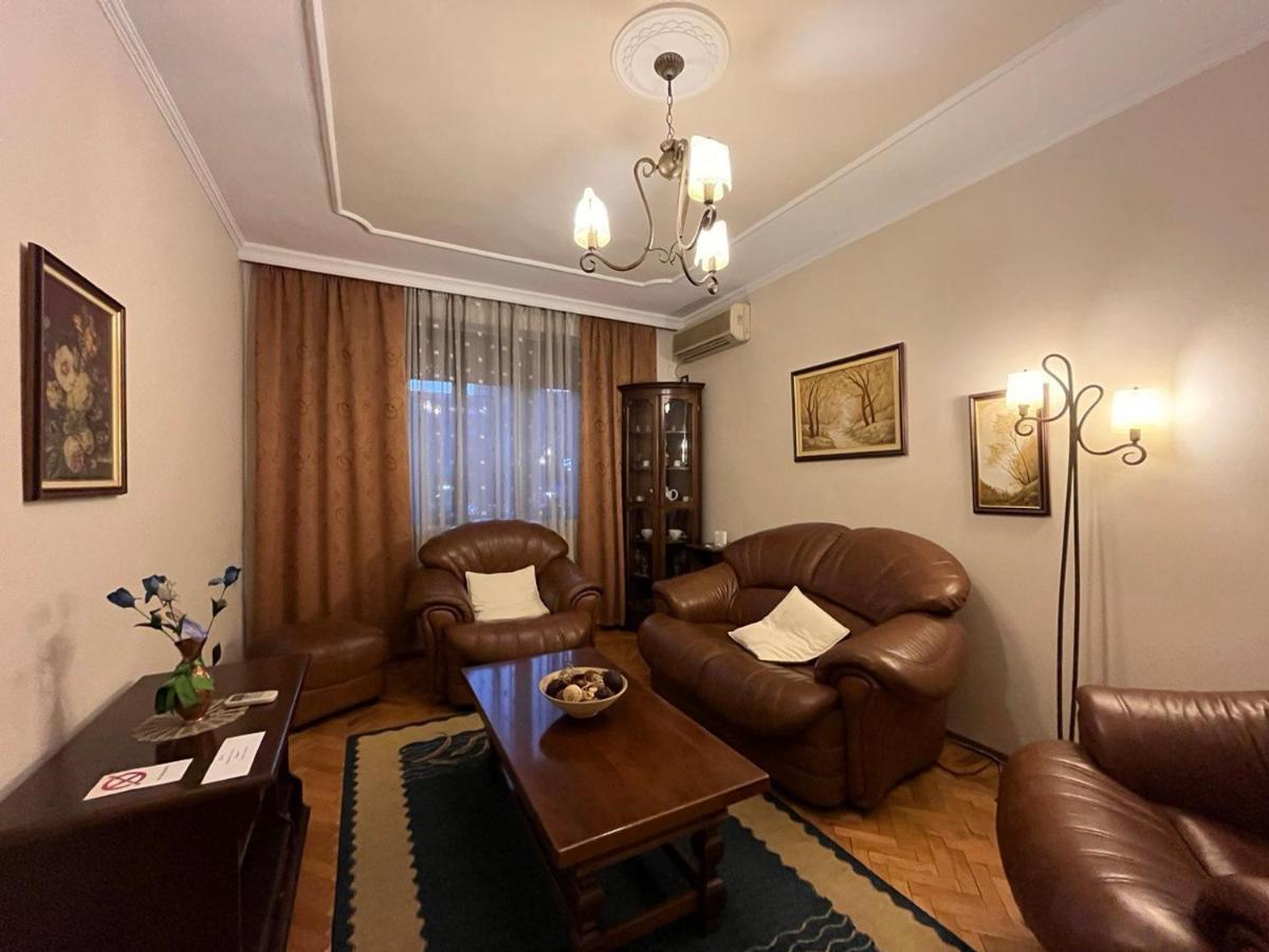 Kristi'S Apartment In The Heart Of Tirana Esterno foto